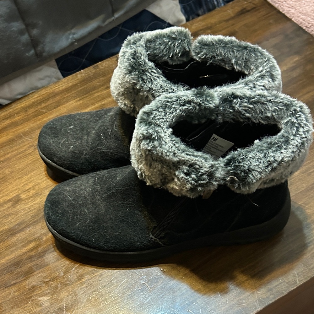 Khombu Black Winter Boots with Gray Faux Fur